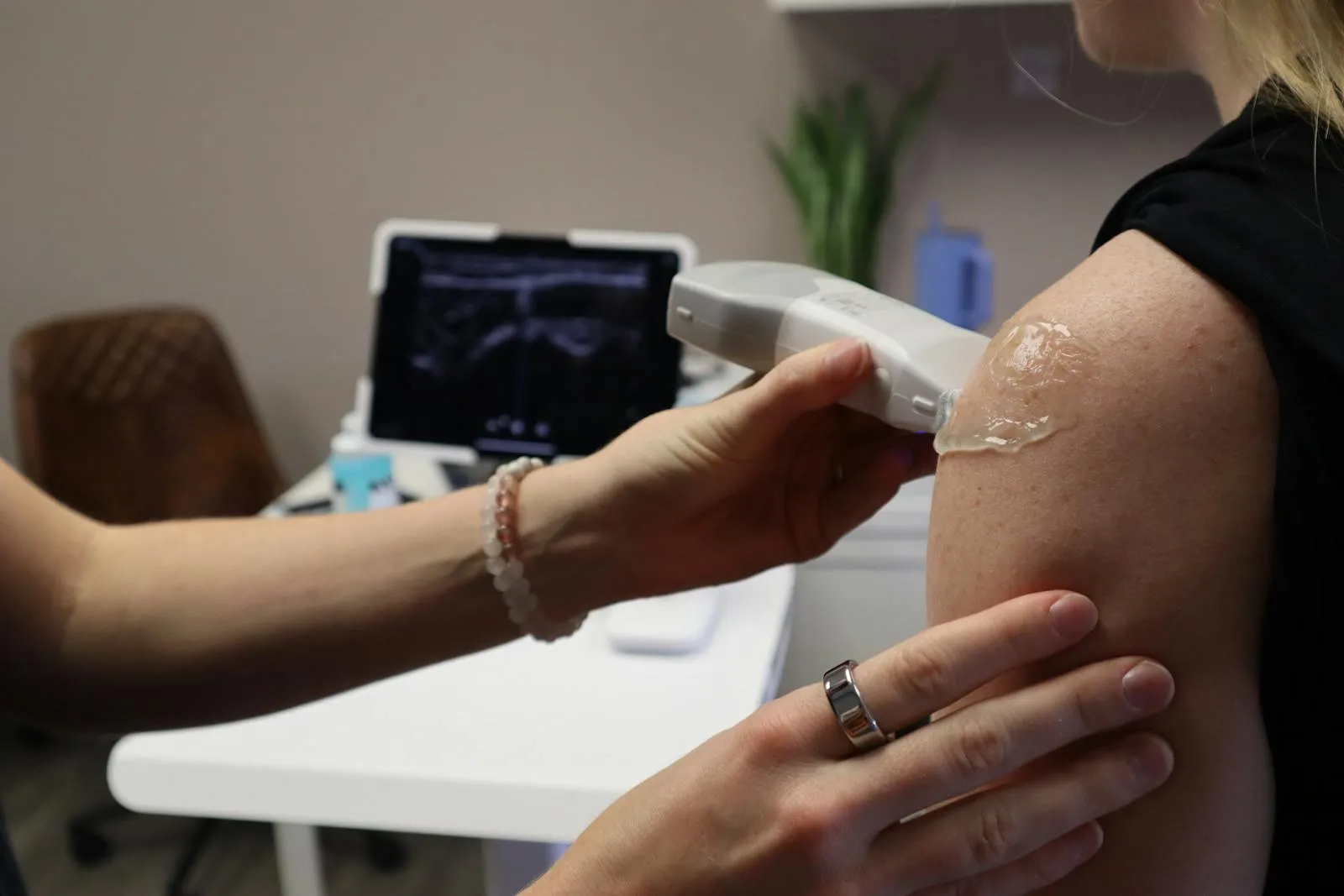 Ultrasound-guided shoulder examination in modern clinic